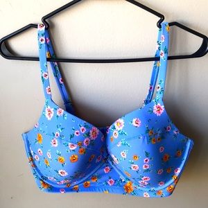 Woman’s Bikini Top. Underwire and built in padding. Adjustable straps and band.